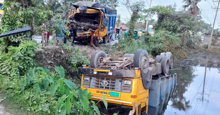 নোয়াখালীতে দাঁড়িয়ে থাকা ট্রাকের পিছনে বালুভর্তি ট্রাকের ধাক্কা, নিহত ২
